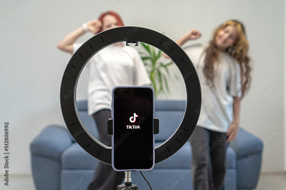 Accélérateur de visibilité TikTok pour entreprises B2B et B2C à Toulon : stratégie de contenu et notoriété par Bexter.